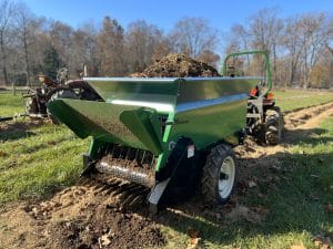 320 compost spreader form earth and turf in a garden